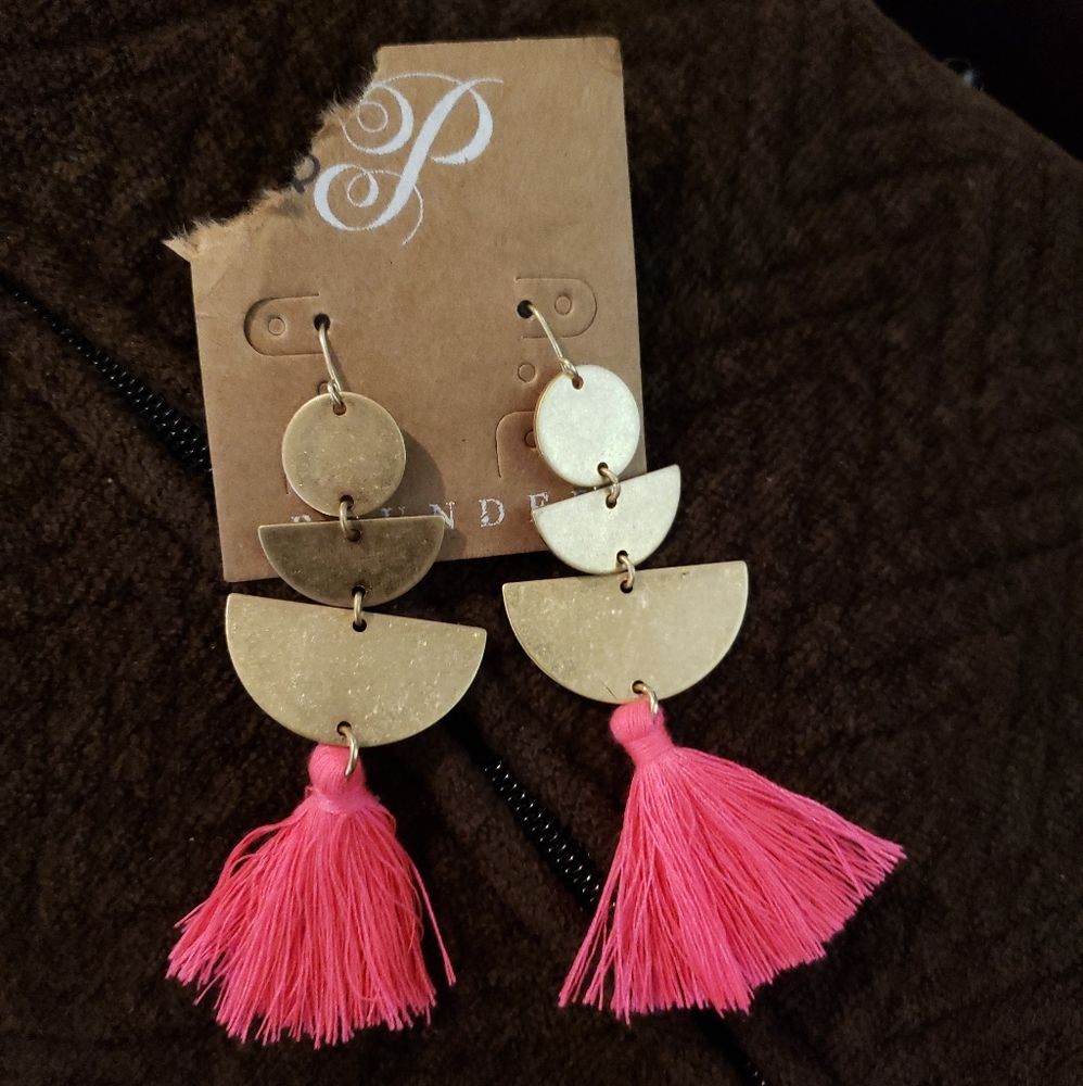 Plunder hot pink tassel earrings. NEW Gold Summer